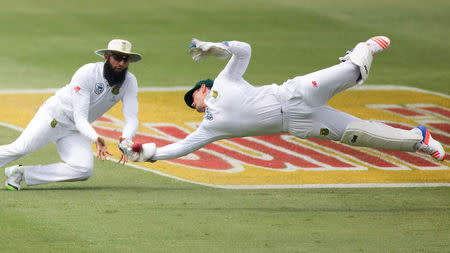 Cricket - South Africa v Sri Lanka - Third Test cricket match - Wanderers Stadium, Johannesburg, South Africa - 14/1/17 - South Africa’s Quinton De Kock takes a catch to in front of Hashim Amla to dismiss Sri Lanka’s Angelo Mathews. REUTERS/James Oatway