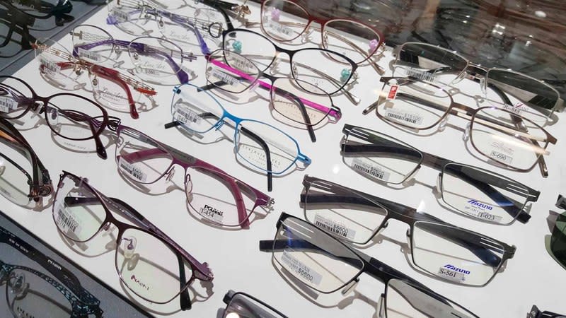 許多白內障患者期待術後可不戴眼鏡。但專家說，要擺脫眼鏡，必須先評估患者有沒有散光、近視等其他視力問題，否則仍須眼鏡輔助。中央社記者陳偉婷攝  107年9月12日