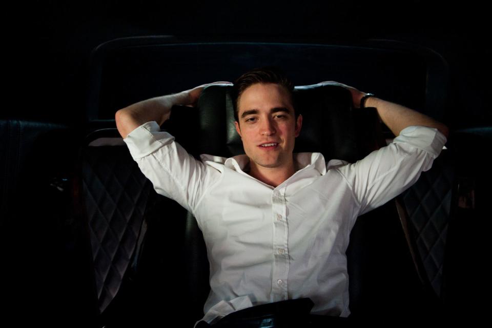 Die Limousine ist in dem komplizierten Filmdrama "Cosmopolis" gleichzeitig Eric Packers (Robert Pattinson) Thron und Gefängnis. Während er vom Rücksitz aus vor funkelnden Bildschirmen den Finanzmarkt beherrscht, sieht er die Außenwelt, die Passanten, die Demonstranten, Reichtum und Armut schallisoliert vorbeiziehen. (Bild: Falcom)