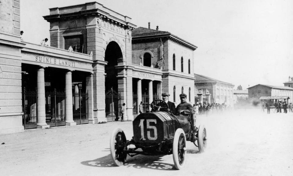 Louis Wagner driving a Fiat in 1908 at the Coppa Fiorio motor race in Bologna, Italy.