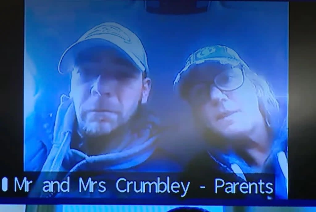 Una foto que muestra a Jennifer y James Crumbley, padres de Ethan Crumbley, el joven de 15 años acusado de matar a cuatro personas en una escuela secundaria de Michigan. (Rochester Hills District Court)