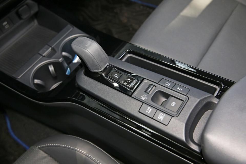 中央鞍座處採全新線傳式電子排檔桿設計，並設有EPB、Auto Hold、Drive Mode、循跡防滑以及EV/HV模式等開關按鍵。
