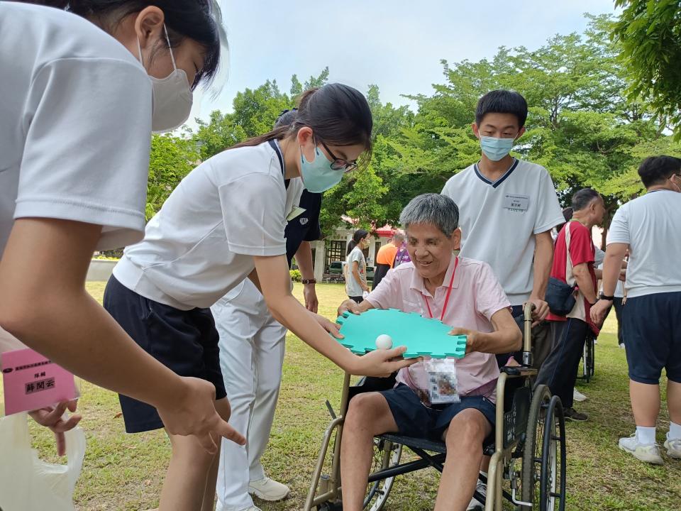 同學們各個積極協助院生遊戲過關，讓院生展露笑容。