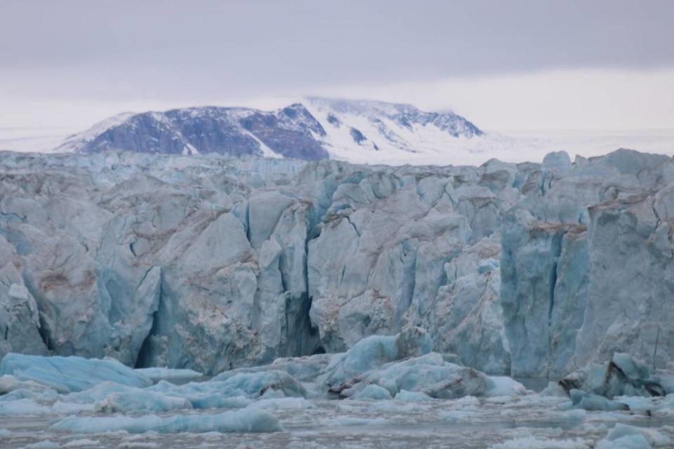 Los visitantes se deleitan durante toda la travesía presenciando desde el barco gigantescos glaciares y bloques de hielo.