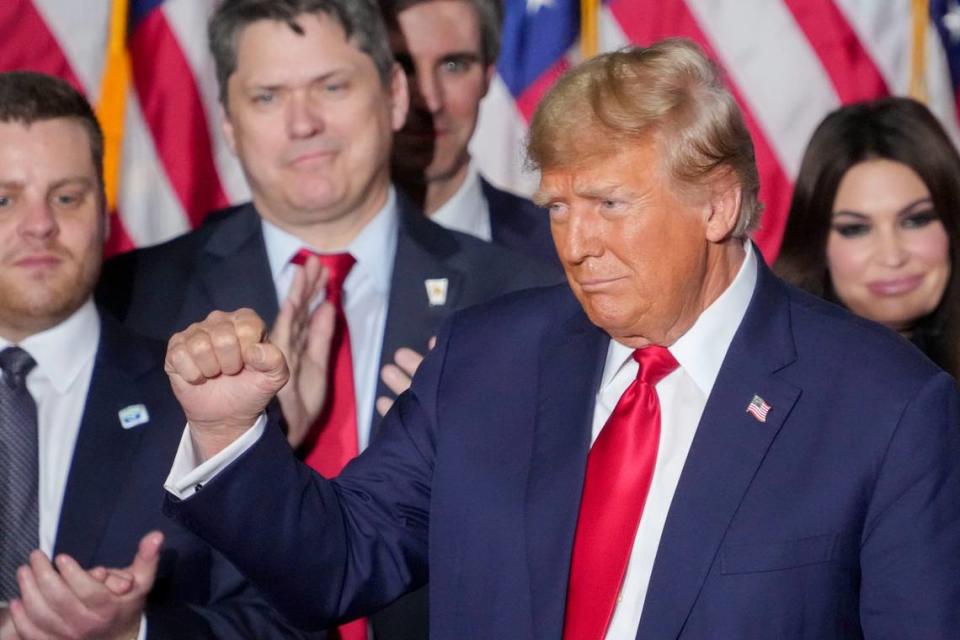 El expresidente Donald Trump levanta el puño el lunes 15 de enero de 2024 en Des Moines.