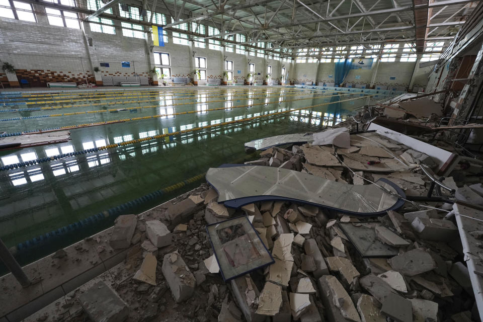 Perspectiva general de las ruinas del complejo deportivo de la Universidad Técnica Nacional en Járkiv, Ucrania, el viernes 24 de junio de 2022, dañado durante un bombardeo nocturno. (AP Foto/Andrii Marienko)