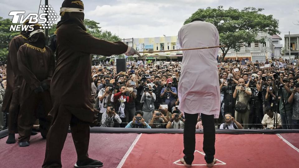 在印尼亞齊省喝酒、性侵或外遇，都可能被判鞭刑。（示意圖／達志影像美聯社）