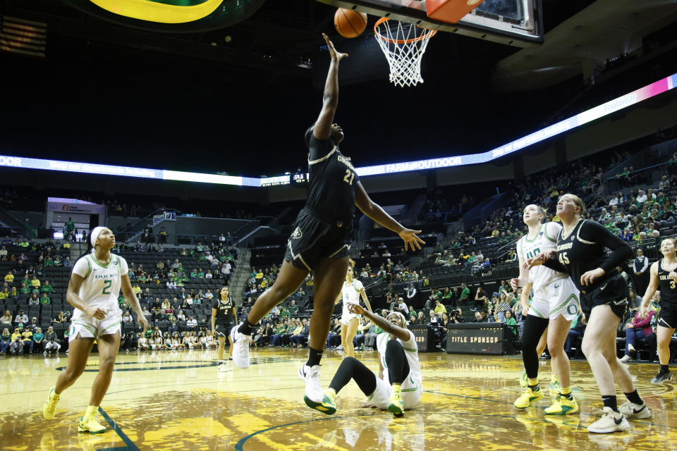 Colorado center Aaronette Vonleh (21), shoots against Oregon in an NCAA college basketball game in Eugene, Ore., Sunday, Jan. 28, 2024. (AP Photo/Thomas Boyd)