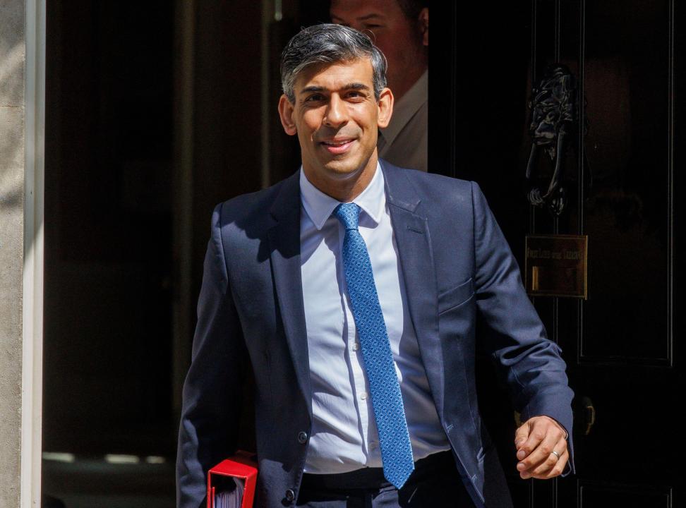 London, UK. 1st May, 2024. Prime Minister, Rishi Sunak, leaves Number 10 to go to Parliament for Prime Ministers Questions. He will face Sir Keir Starmer across the despatch box. Credit: Mark Thomas/Alamy Live News