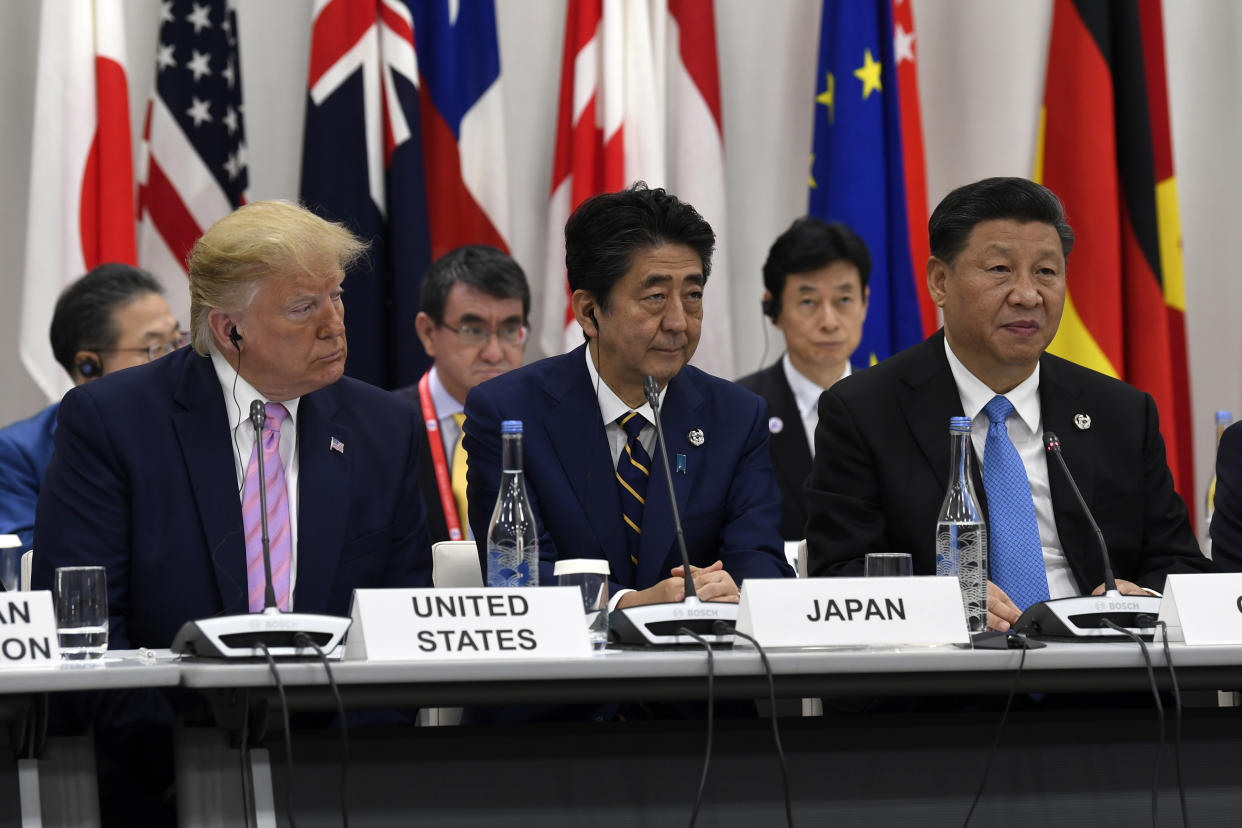El presidente Donald Trump, el primer ministro japonés Shinzo Abe y el presidente chino Xi Jinping asisten a una sesión en la cumbre del G-20 en Osaka, Japón, el viernes 28 de junio de 2019. (Foto AP / Susan Walsh)