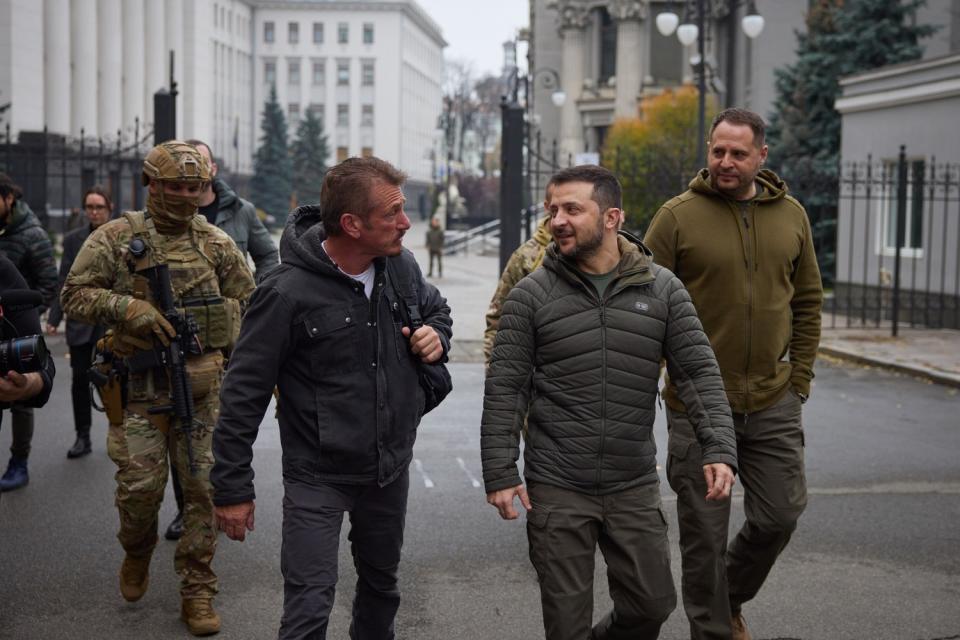 美國影帝、導演西恩潘（Sean Penn）三度訪基輔，展現與烏克蘭總統澤連斯基（Volodymyr Zelensky）友誼。   圖：翻攝澤倫斯基臉書