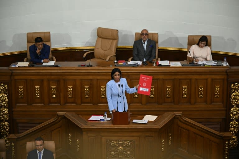 La vicepresidenta de Venezuela, Delcy Rodríguez, presenta el proyecto de "Ley contra el fascismo" en la Asamblea Nacional en Caracas el 2 de abril de 2024 (Federico PARRA)