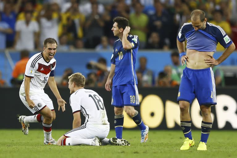 Las dos caras de 2014: Lahm y Toni Kroos, dos fuertes activistas contra Qatar 2022, desatan su felicidad frente a la desilusión de Messi y Zabaleta 