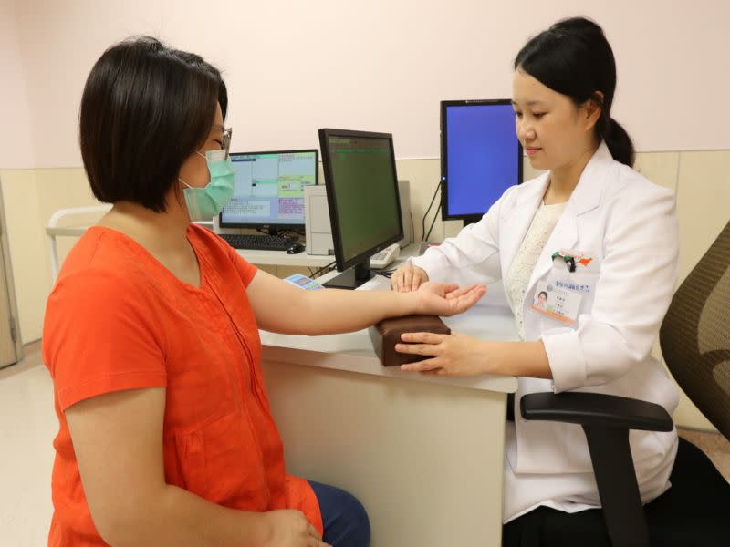 ▲醫師黃瀞瑩表示，中醫對更年期的記載，將「腎氣衰」的過程稱為「天癸竭」，常見的狀態是「心肝火旺、肝腎陰虛」。(圖／醫院提供2020.7.21)