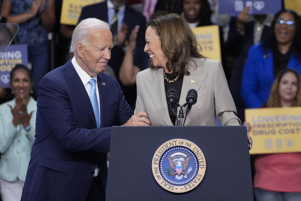 El presidente Joe Biden y la vicepresidenta Kamala Harris se abrazan durante un evento sobre los esfuerzos de su administración para reducir los costos de los medicamentos recetados en Prince George's Community College en Largo, Maryland, el jueves 15 de agosto de 2024. (Foto AP/Stephanie Scarbrough)