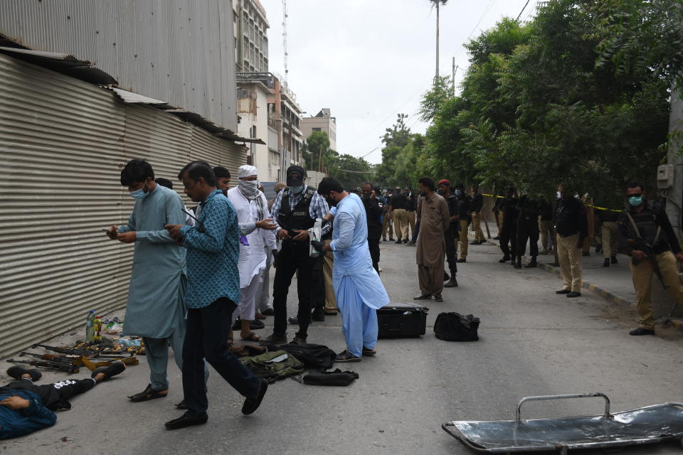 KARACHI, PAKISTAN - JUNE 29: Police officers inspect the site after gunmen attacked the Pakistani stock exchange building in Karachi, Pakistan on June 29, 2020. At least nine people were killed. The dead include four attackers, four Pakistan Stock Exchange security guards and a policeman, Muqaddas Haider, a city police chief, told reporters. At least seven people are also injured. (Photo by Sabir Mazhar/Anadolu Agency via Getty Images)