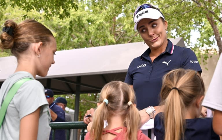 Lexi Thompson talks with young fans during the second round of the Shriners Children's Open in Las Vegas, on October 13, 2023 (Orlando Ramirez)