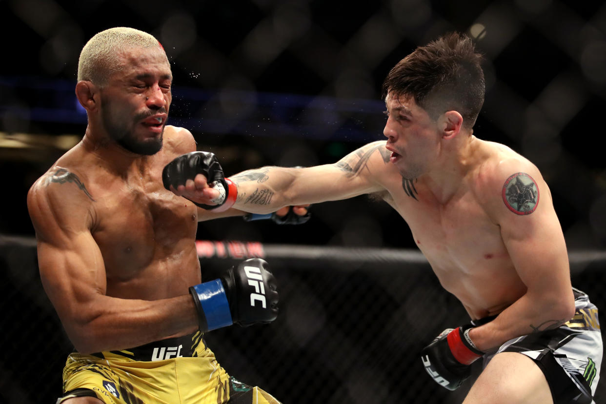 Brandon Moreno de México golpea a Deiveson Figueiredo de Brasil en su pelea por el título de peso mosca durante el evento UFC 270 en enero de 2022. (Foto: Katelyn Mulcahy/Getty Images)