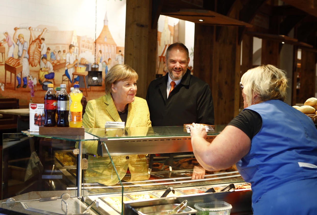 Wie hier in einem Geschäft in Stralsund begibt sich Merkel gerne und oft auf Augenhöhe mit den Bürgern. (REUTERS/Axel Schmidt)