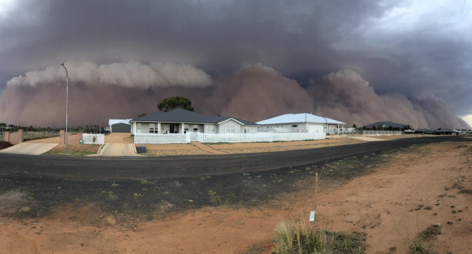 Una nube de polvo enorme ha engullido este domingo a varias poblaciones del sureste de Australia. (Crédito: Twitter/@hildo2830)