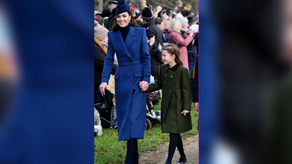 凱特身穿寶藍色Alexander McQueen大衣，搭配同色系的Gianvito Rossi麂皮長靴與禮帽。（圖／翻攝自《每日郵報》）