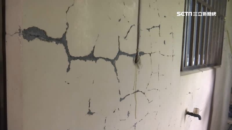 因鋼鐵廠的震動使住戶家中牆壁龜裂。