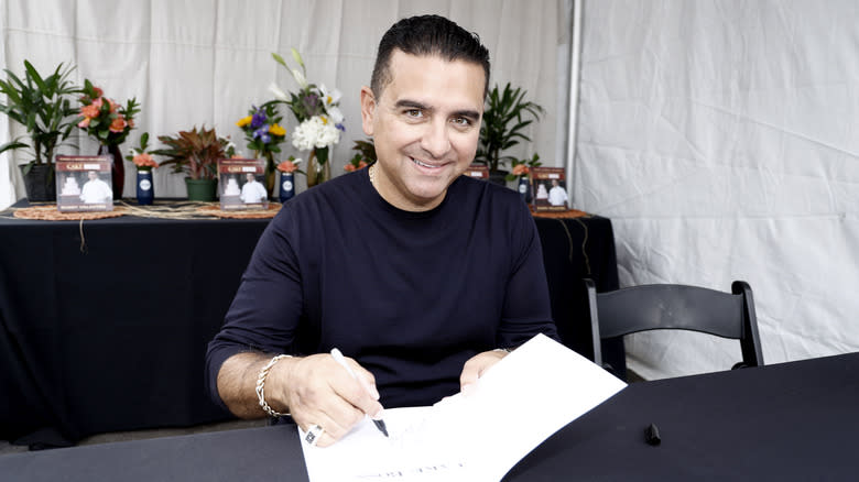 Buddy Valastro signing his book