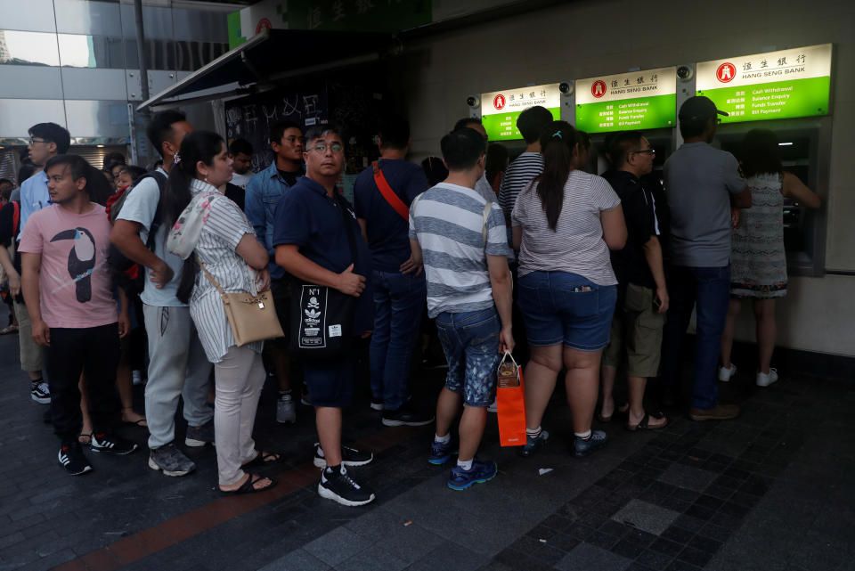 香港實施《禁蒙面法》，示威暴力衝突升級，多數銀行暫停服務，導致提款機出現提領潮。（圖／路透社）