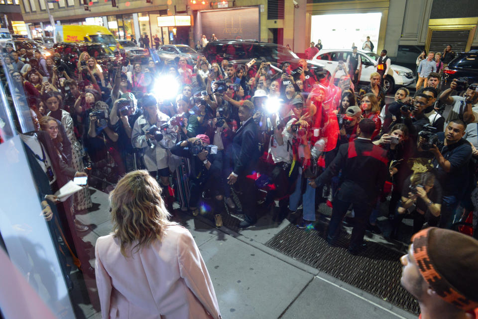 La actriz Laura Dern se enfrenta a los paparazis afuera de un desfile de pasarela de Calvin Klein en Nueva York, el 11 de septiembre de 2018. (Casey Kelbaugh/The New York Times)