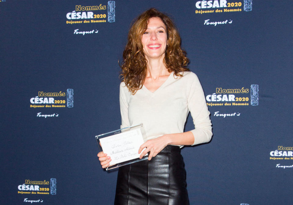 Un peu moins de trois semaines avant la 45e cérémonie des César, l’heure était à la célébration au Fouquet’s des Champs-Elysées, ce dimanche. Alors que toute l’attention était tournée vers Hollywood hier et la grandiose cérémonie des Oscars, les artistes français sélectionnés pour les prochains César se sont retrouvés au prestigieux restaurant parisien pour assister à l’habituel déjeuner des nommés.Venus fêter leurs nominations, Doria Tillier, Anaïs Demoustier, Noémie Merlant ou encore Reda Kateb et Melvil Poupaud étaient présents. Nommée dans la catégorie de la meilleure actrice pour son rôle dans « La Belle Époque » de Nicolas Bedos, Doria Tillier était la seule comédienne du film à s’être déplacée, bien que Daniel Auteuil et Fanny Ardant soient eux aussi nommés. Même chose pour Noémie Merlant, également nommée pour le César de la meilleure actrice pour son rôle dans « Portrait de la jeune fille en feu », de Céline Sciamma, avec Adèle Haenel, elle aussi sélectionnée pour ce César. Dans la même catégorie, l’héroïne de « Chambre 212 », Chiara Mastroianni, était également au Fouquet’s dimanche. La comédienne de 47 ans est la seule du film à avoir été sélectionnée pour les César. Les espoirs féminins presque au completNommée dans la catégorie de la meilleure actrice dans un second rôle, Sara Forestier était au déjeuner, aux côtés d’Arnaud Desplechin pour représenter « Roubaix, une lumière ». Les jeunes femmes concourant pour le César du meilleur espoir féminin étaient toutes présentes, à l’exception de Mama Sané, du film « Atlantique ». On a donc vu Nina Meurisse pour « Camille », Céleste Brunnquell pour « Les Eblouis », Lyna Khoudri pour « Papicha » et Luana Bajrami pour « Portrait de la jeune fille en feu ». Du côté des espoirs masculins, seuls Benjamin Lesieur d’« Hors Normes », et Anthony Bajon d’« Au nom de la terre » étaient au déjeuner.La cérémonie des César, animée pour la seconde fois par l’humoriste Florence Foresti et présidée par Sandrine Kiberlain, se tiendra vendredi 28 février, à Paris.