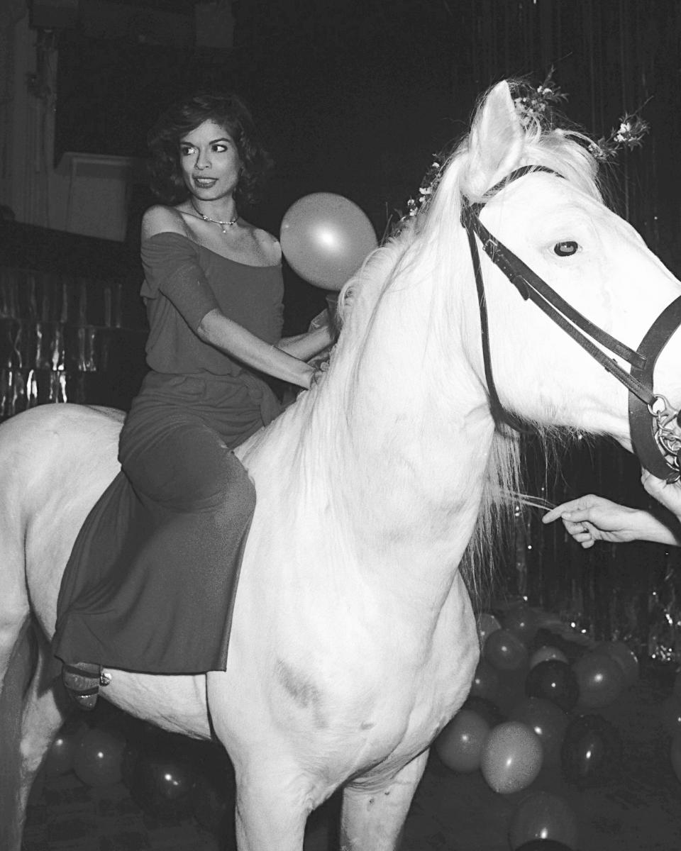 Bianca Jagger celebra su cumpleaños montada en un caballo. (Foto: Richard Corkery / NY Daily News Archive via Getty Images)