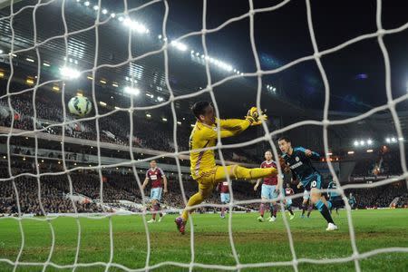 Football - West Ham United v Chelsea - Barclays Premier League - Upton Park - 4/3/15 Eden Hazard scores the first goal for Chelsea Action Images via Reuters / Tony O'Brien Livepic