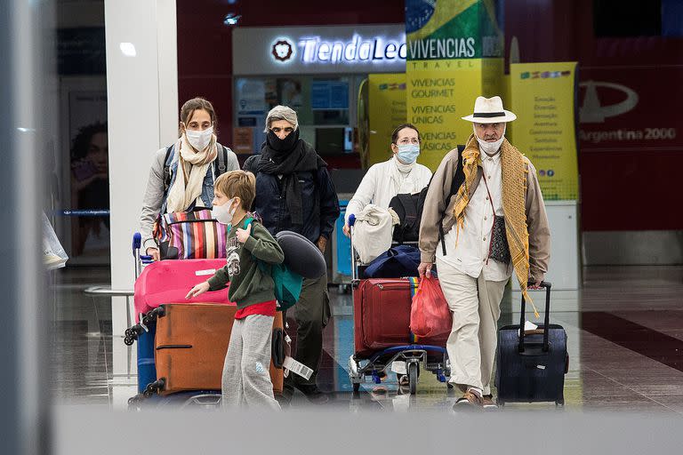 Los vuelos siguen operando, pero no todos los argentinos pueden subirse a bordo