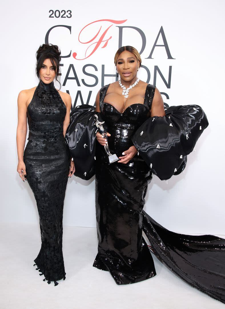 De negro. Serena Williams, ícono de la moda además de tenista, sostiene su premio junto a Kim Kardashian