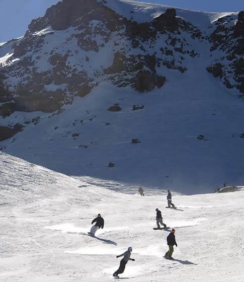 Snowboarders take on the slopes at Mammoth. <span class="copyright">(Brian van der Brug / Los Angeles Times)</span>