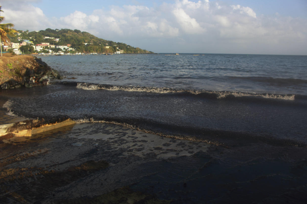 À Trinité-et-Tobago, le naufrage d’un mystérieux navire provoque une inquiétante marée noire comme vous pouvez le voir sur cette image prise à Rockly Bay le 10 février 2024.