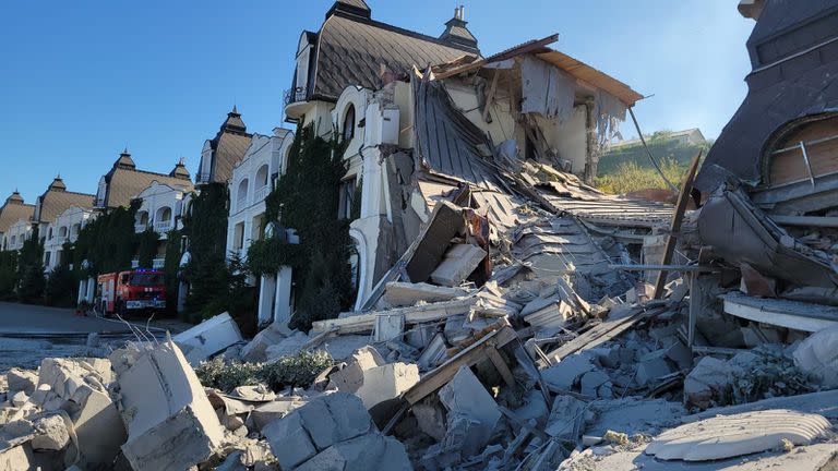 La destrucción dejada por un ataque con misil ruso en zona residencial de Odessa