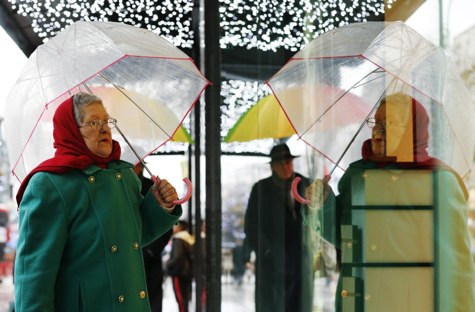 A woman looks at a window display on Oxford Street in central London December 20, 2012. British retail sales were flat in November, despite a boost from tablet computers, reflecting still weak consumer confidence and increasing the chance that the broader economy will contract in the final quarter of 2012. REUTERS/Olivia Harris (BRITAIN - Tags: BUSINESS SOCIETY ENVIRONMENT)