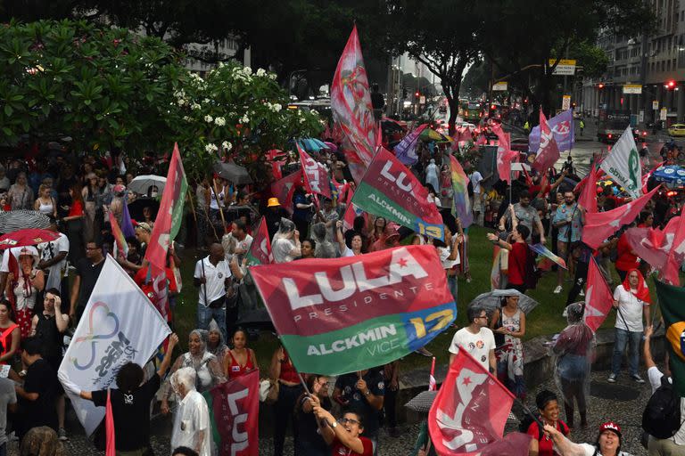 Seguidores de Lula da Silva durante un acto de campaña en Río de Janeiro