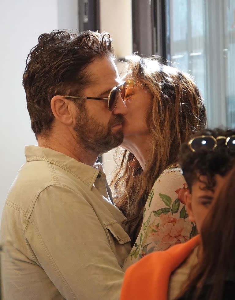 Después de besarse en un bar, Butler y su novia sacaron fotos de los monumentos de la Plaza de España
