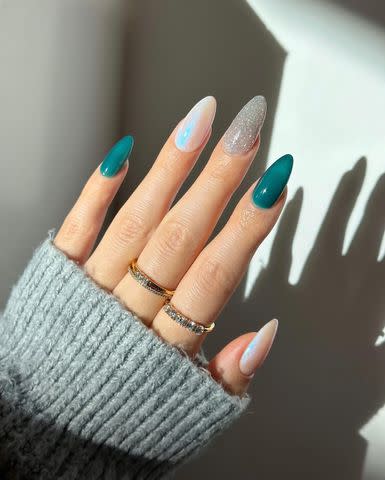 <p>Instagram <a href="https://www.instagram.com/disseynails" data-component="link" data-source="inlineLink" data-type="externalLink" data-ordinal="1">@disseynails</a></p>