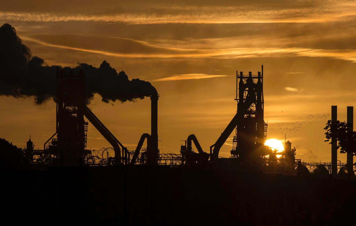 The sun rises behind a steel plant in north Lincolnshire, England, Sept. 28, 2016. (Photo: LINDSEY PARNABY via Getty Images)