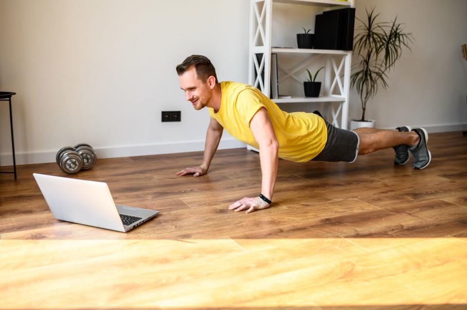 Körperlich ausgepowert schläft es sich besonders gut - allerdings nicht, wenn das Workout zu kurz vorm Zubettgehen absolviert wurde und der Körper noch auf Hochtouren fährt. Insbesondere bei Schlafstörungen sollten Sie ihm zwischen Sport und Schlafen Zeit geben, zur Ruhe zu kommen und besser nachmittags als abends trainieren. (Bild: iStock/Vadym Pastukh)