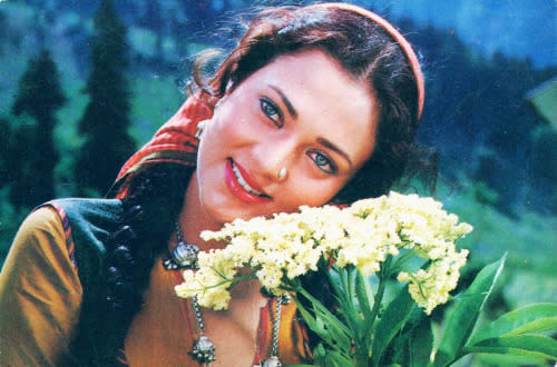 Mandakini (Ram Teri Ganga Maili): Yes we all know the reason for which this film is remembered till date. But how many remember the place where that immortal song was shot? Yes, the song that sees Mandakini draped only in a white sari was shot by the showman of the millennium, Raj Kapoor in the gorgeous Kashmir. In fact, most of the songs and a large portion of the film were shot at Kashmir which was a favourite among the Kapoors back then.  