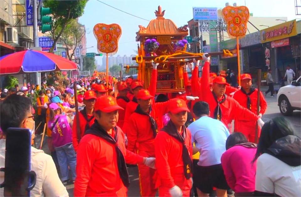 桃園龍德宮「四媽祖」南巡遶境回鑾　熱情信徒燃炮接駕