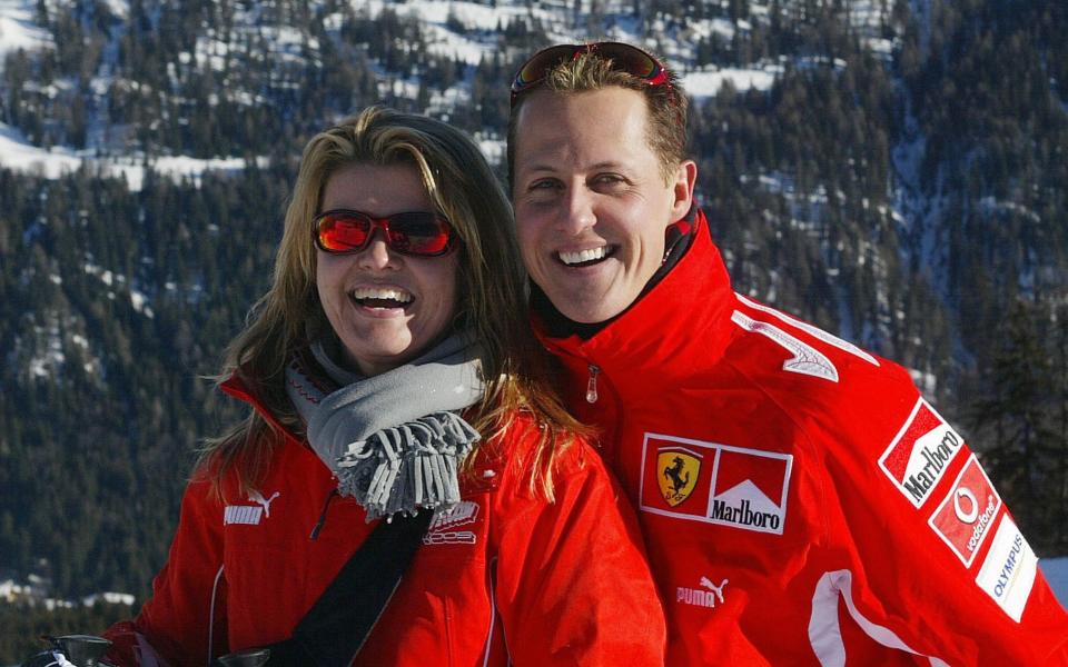 Ο Γερμανός οδηγός της Formula 1 Michael Schumacher ποζάρει με τη σύζυγό του Corinna στο χιονοδρομικό κέντρο Madonna di Campiglio στους Δολομίτες στη βόρεια Ιταλία