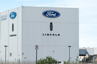 Exterior of the Ford Oakville Assembly plant. (CNW Group/Unifor)