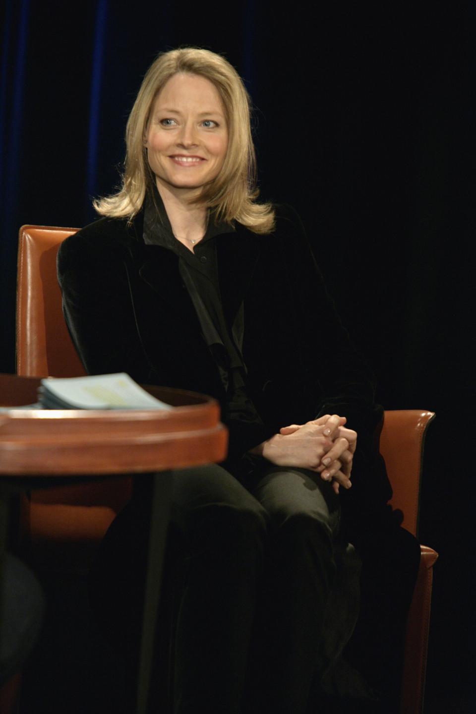 <h3>茱蒂佛斯特Jodie Foster - 耶魯大學Yale University 文學士&榮譽博士</h3> <p>年僅14歲的茱蒂佛斯特在1976年電影《計程車司機》中表現亮眼獲得舉世矚目，也參與多部電影，早早便成為好萊塢知名女星。然而1980年她仍選擇放慢演藝事業，進入耶魯大學攻讀文學。在學期間卻發生一件插曲使得她中途休學：雷根總統槍擊案中的兇手宣稱行兇動機是看了《計程車司機》後模仿電影情節以獲得茱蒂佛斯特的關注。</p> <p><strong>這件事使茱蒂佛斯特不得不休學躲避媒體，但隨後復學於1985年以優異成績取得文學士學位。</strong>1993年她再次回到耶魯大學進修，並於1997年獲得藝術榮譽博士學位。</p>