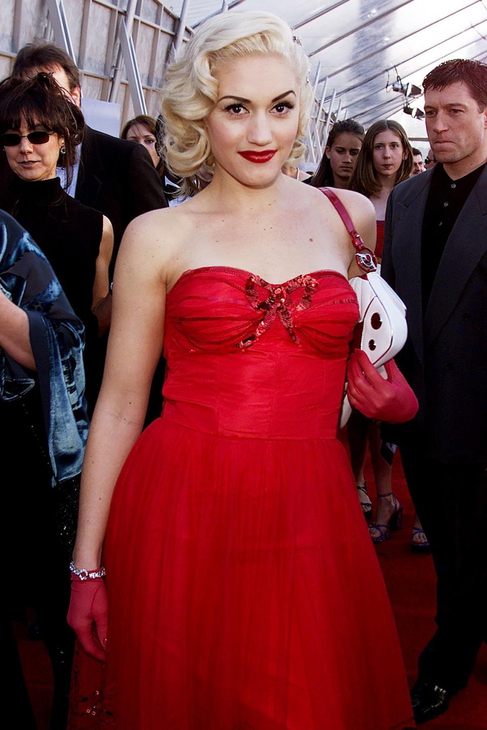 Is that Marilyn Monroe or Gwen Stefani? This photo from the 2001 Grammy Awards made us do a double-take.