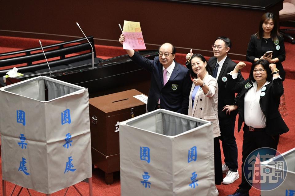 民進黨立委在覆議案投下贊成票。